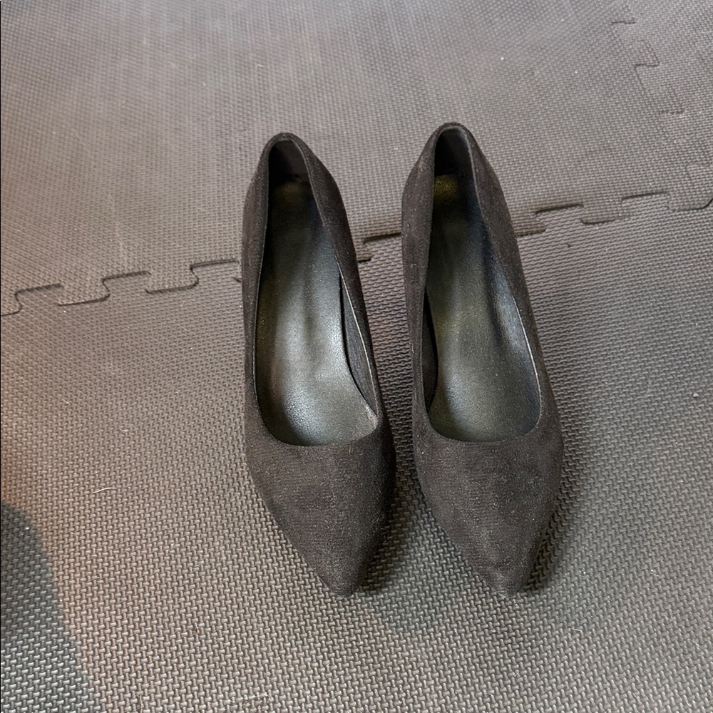 Classic Black Pointed-Toe Women's Pumps
